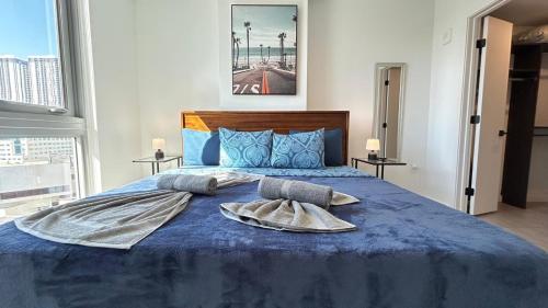 Ένα ή περισσότερα κρεβάτια σε δωμάτιο στο Contemporary Comfort Rooftop Views & Full Kitchen