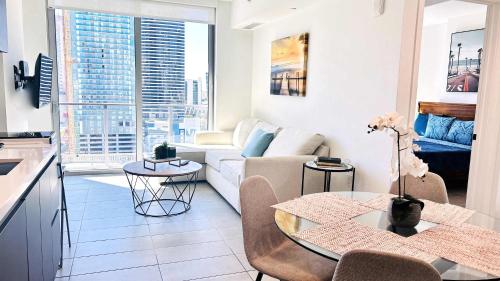 Χώρος καθιστικού στο Contemporary Comfort Rooftop Views & Full Kitchen