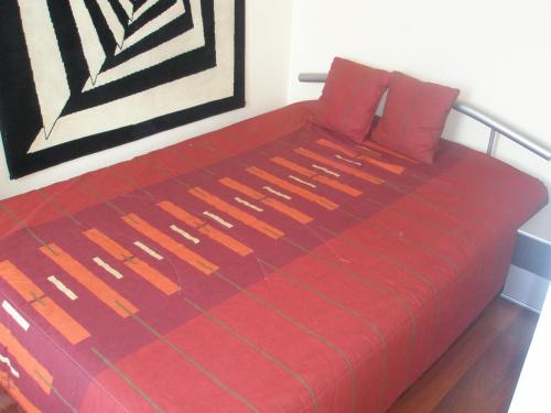 シオーフォクにあるClub218 Relax Family Apartmanの赤いベッド(赤い枕付)