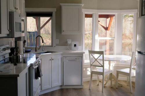 Η κουζίνα ή μικρή κουζίνα στο Skyriver Escape Riverfront With Hot Tub