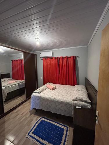 ein kleines Zimmer mit einem Bett und einem Spiegel in der Unterkunft casa cristal in Alto Paraíso de Goiás