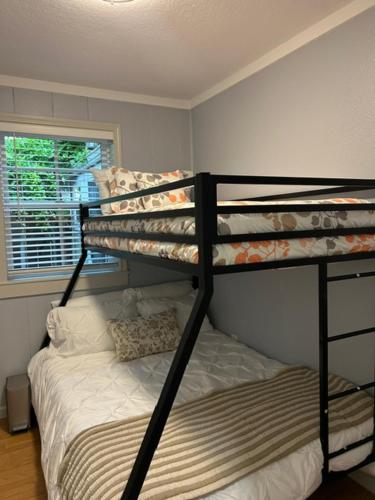 圣巴巴拉Goodland Green House的一间卧室，有两张双层床和一扇窗户