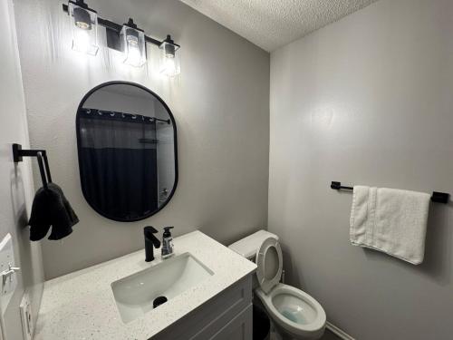 ein weißes Badezimmer mit Waschbecken und Spiegel in der Unterkunft A private master room in modern complex shared apartment in Lawrenceville 