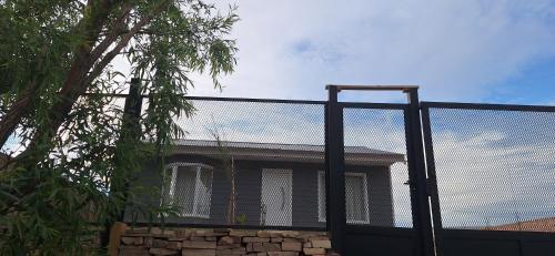 Το κτήριο όπου στεγάζεται  η παραθεριστική κατοικία