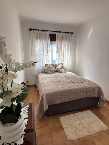 une chambre avec un lit et une fenêtre dans l'établissement Jardim das Laranjeiras Apartment, à Bicas