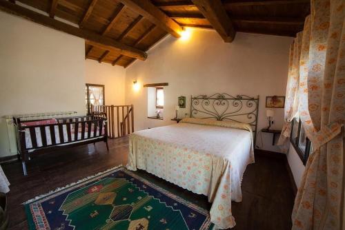 - une chambre avec un lit et un lit bébé dans l'établissement Ferienhaus In Vergemoli Mit Schönem Kamin, à Vergemoli