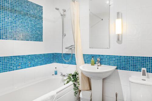 Un baño con lavabo, bañera e inodoro. en Pilcher Gate House, en Nottingham