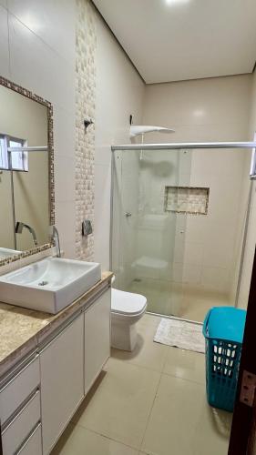 un bagno con lavandino, WC e doccia di Casa Serena a Sinop