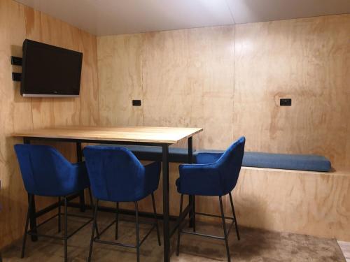 Μια τηλεόραση ή/και κέντρο ψυχαγωγίας στο Fresh and funky apartment in Falls Creek