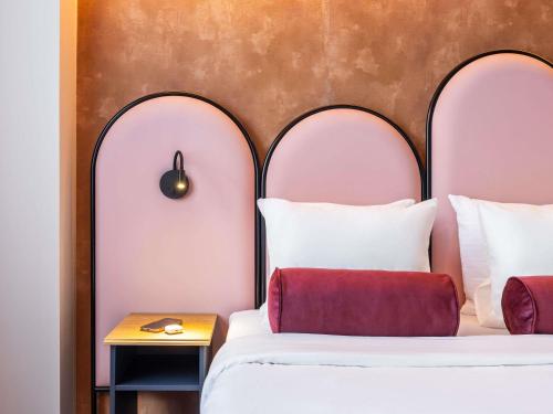 Postel nebo postele na pokoji v ubytování Hotel des Colonies Brussels by Mercure