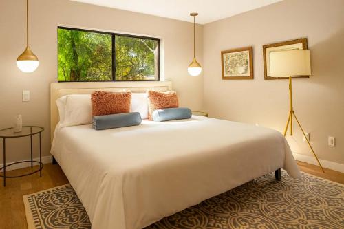 Ένα ή περισσότερα κρεβάτια σε δωμάτιο στο House on Broadway at the Plaza