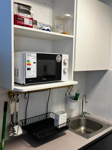 Η κουζίνα ή μικρή κουζίνα στο Cálido-céntrico- climatización AC-parking-piscina