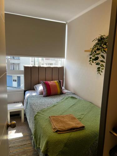 Ένα ή περισσότερα κρεβάτια σε δωμάτιο στο Cálido-céntrico- climatización AC-parking-piscina