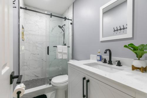 O baie la Modern Miami Oasis with Pool & Water View