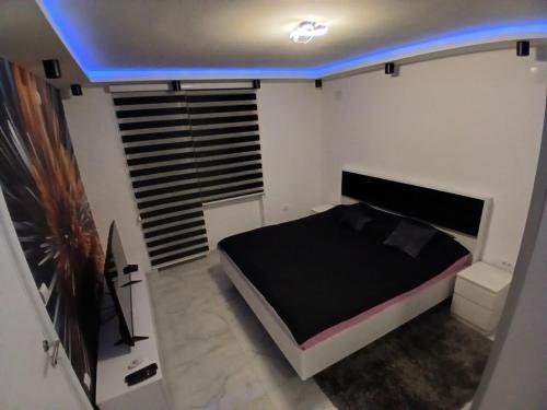 Ένα ή περισσότερα κρεβάτια σε δωμάτιο στο Apartman Tiha Noc