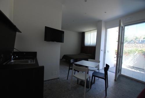 Una televisión o centro de entretenimiento en Hotel Torre Santamaria Resort