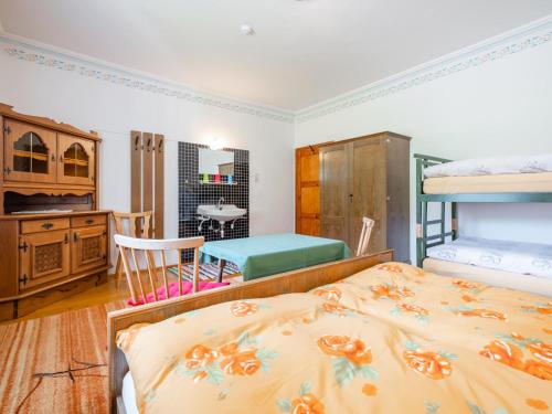 une chambre avec deux lits superposés et une table dans l'établissement Schwoichbauer II, à Saalbach-Hinterglemm