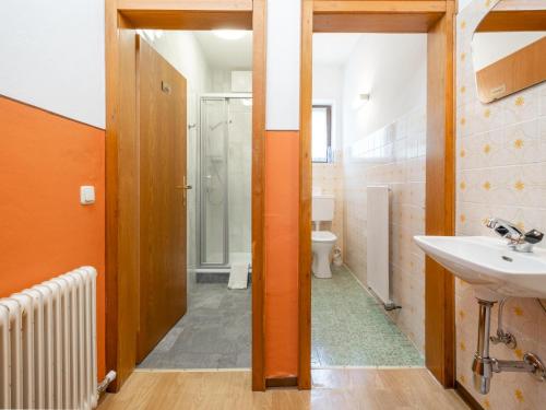 une salle de bain avec un lavabo et des toilettes dans l'établissement Schwoichbauer, à Saalbach-Hinterglemm