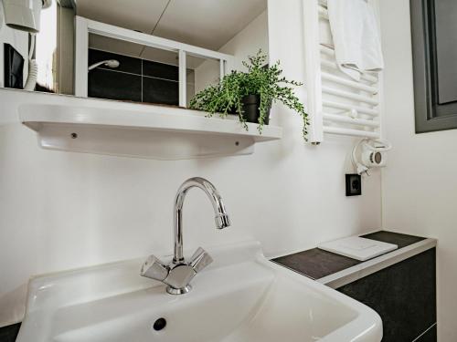 Phòng tắm tại Tiny houseboat Uitgeest I