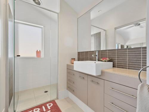 Ένα μπάνιο στο Creekfront Escape with Stunning Water Views