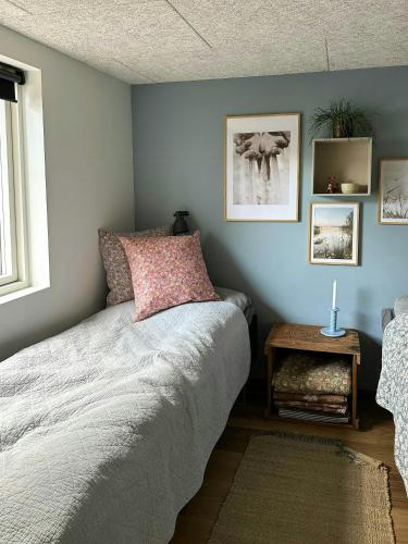 sypialnia z łóżkiem i stołem w obiekcie Summer House Near The Beach At Grønninghoved w mieście Binderup Strand