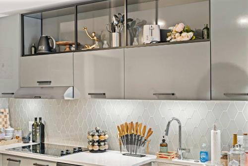 Kuchyň nebo kuchyňský kout v ubytování The Dazzling Two-Bedroom Two-Bath Suite in Boston