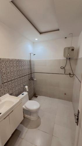 Ένα μπάνιο στο Luxury One-Bedroom Deluxe Apartment Bahria Town Lahore