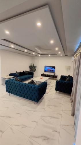 Μια τηλεόραση ή/και κέντρο ψυχαγωγίας στο Luxury One-Bedroom Deluxe Apartment Bahria Town Lahore