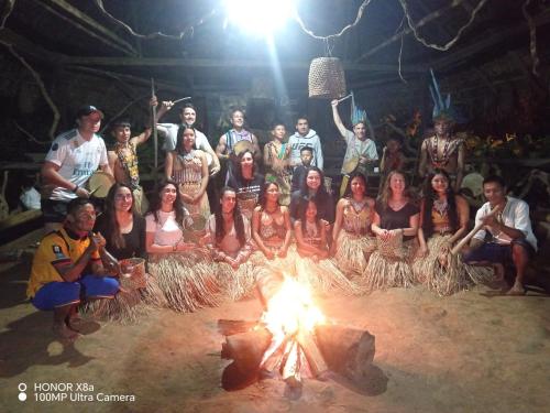 Un gruppo di persone sedute intorno al fuoco di Lisan Wasi a Indillana