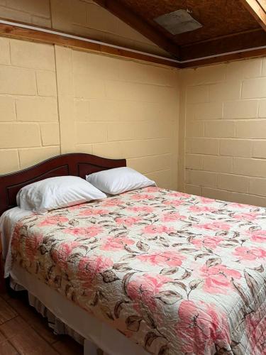 En eller flere senge i et værelse på Cabaña El Tata