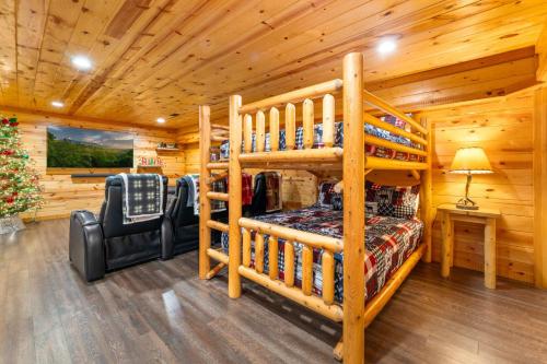 um quarto chalé de madeira com um beliche e uma cadeira em Holliebear's Hideaway em Waldens Creek