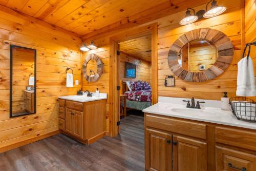 uma casa de banho com dois lavatórios num chalé de madeira em Holliebear's Hideaway em Waldens Creek