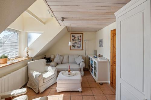 a living room with a couch and a table at Ferienwohnung In Dänschendorf Auf Fehmarn in Fehmarn