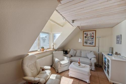 a living room with a couch and chairs at Ferienwohnung In Dänschendorf Auf Fehmarn in Fehmarn