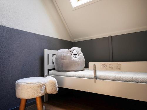 En eller flere senge i et værelse på Detached holiday home with jetty and outdoor spa