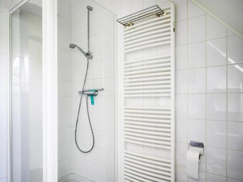 Et badeværelse på Detached holiday home with jetty and outdoor spa