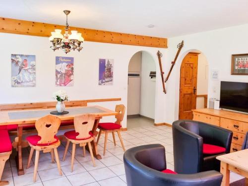 uma sala de jantar com mesa e cadeiras em Curtins16 em Pontresina