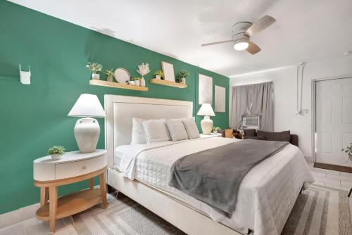 Postel nebo postele na pokoji v ubytování King Bed Modern Stay Always Fresh and Comfy