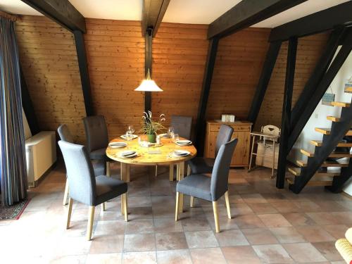 une salle à manger avec une table et des chaises dans l'établissement Tossi Haus 107 In Fedderwardersiel, à Butjadingen