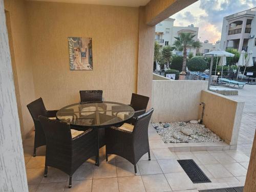 Et opholdsområde på Front pool garden apartment