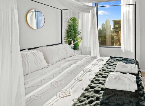 Giường trong phòng chung tại Family Fun in Boston Rooftop Pool & City Views