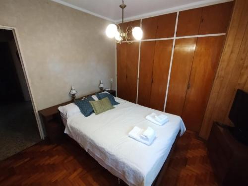a bedroom with a bed with two towels on it at Departamento cálido y espacioso en Candioti in Vuelta del Paraguayo