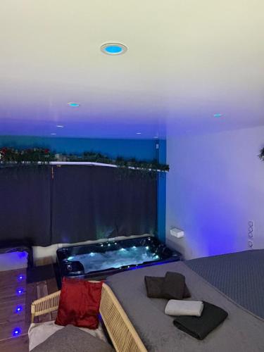 ein Schlafzimmer mit einem Bett und einer Badewanne in der Unterkunft Love 2 avec Jacuzzi in Cap d'Agde
