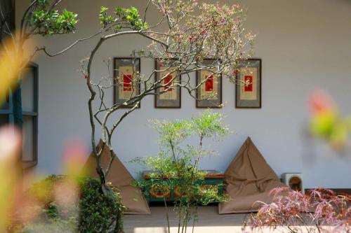 Κήπος έξω από το Old River Story Long'an Inn