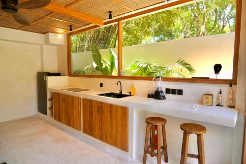 Η κουζίνα ή μικρή κουζίνα στο Casa Cabana Solah Villas
