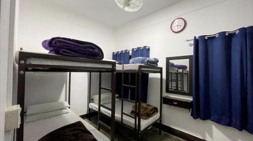 Ένα ή περισσότερα κρεβάτια σε δωμάτιο στο YMCA Girls Hostel, Mall Road, Lahore