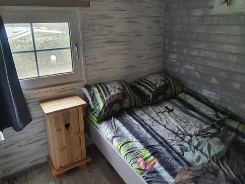 Postel nebo postele na pokoji v ubytování Lanklaar Chalet with Garden