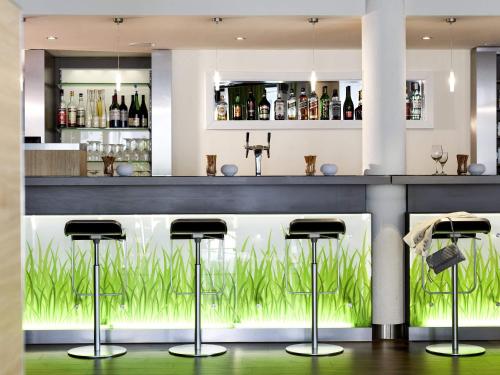 クラインマハノーにあるibis Berlin Dreilindenのカウンターに芝生があるバー