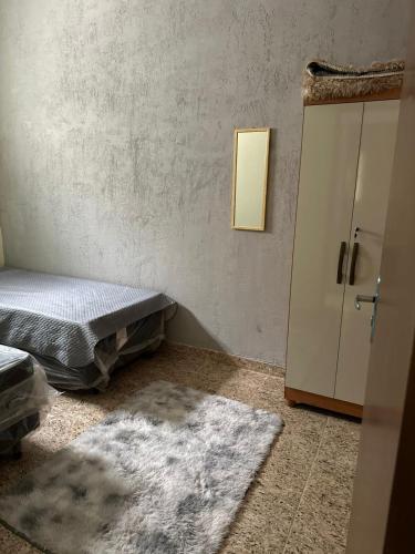 En eller flere senge i et værelse på Apartamento Completo