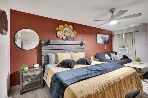 Postel nebo postele na pokoji v ubytování Cozy King Bed Studio - Affordable Fresh Cozy